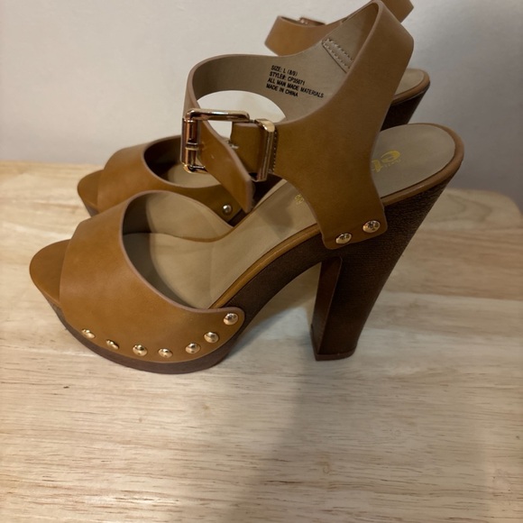 Heels - Picture 2 of 3